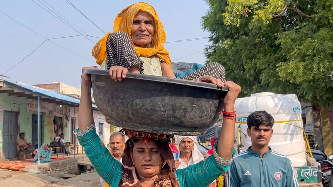 वृद्ध सास को सिर पर टब में बिठाकर 250 KM की ब्रज परिक्रमा कर रही बहू, देखें VIDEO