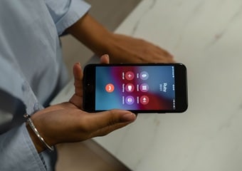iPhone पर किसी कॉल को होल्ड पर कैसे रखें, ये है आसान तरीका