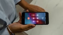 iPhone पर किसी कॉल को होल्ड पर कैसे रखें, ये है आसान तरीका