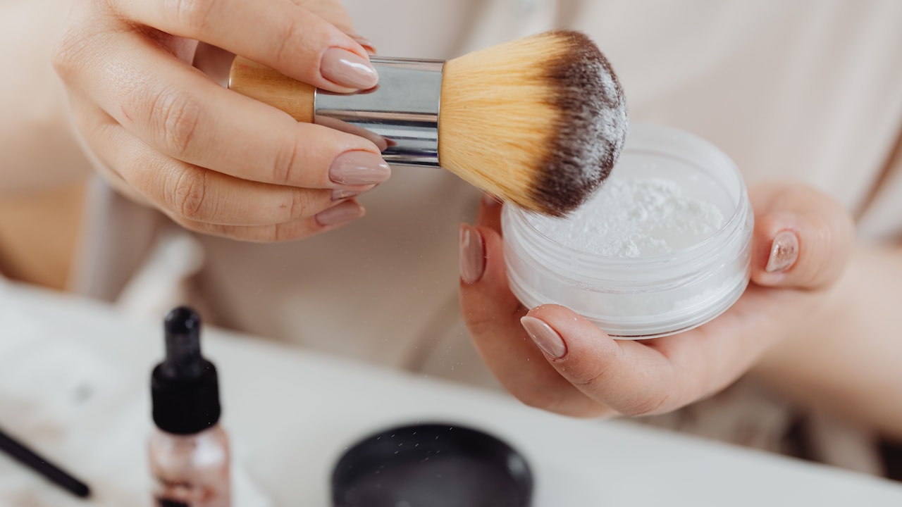 Read about the different types of makeup powders and their uses Read about the different types of makeup powders and their uses