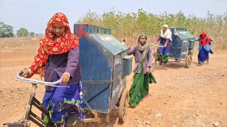 गंदगी, बदबू और मजबूरी के बीच जिंदगी: महासमुंद की 117 सफाई दीदियों का संघर्ष व दर्द; शहर साफ, खुद बदहाल