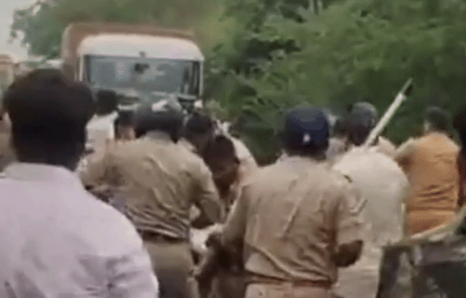 VIDEO: बाराबंकी में SHO समेत कई घायल! युवक की मौत पर परिजनों ने किया हाईवे जाम, पुलिस पर पथराव