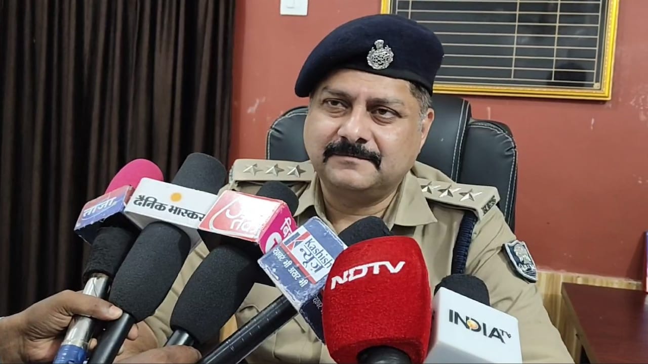 बेगूसराय में पुलिस पर जानलेवा हमला, ड्यूटी पर जा रहे चौकीदार को सरेआम लात-घूंसों से पीटा