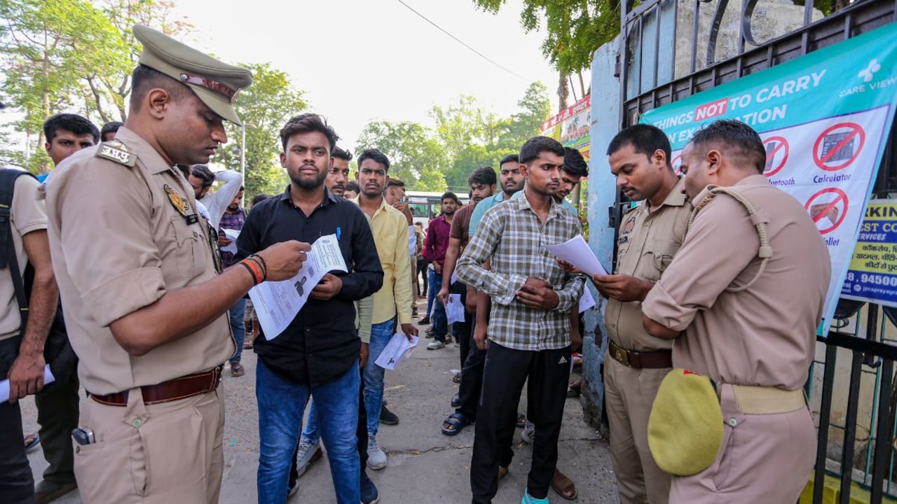 UP पुलिस भर्ती परीक्षा: अंडरवियर में मोबाइल ले गया अभ्यर्थी,