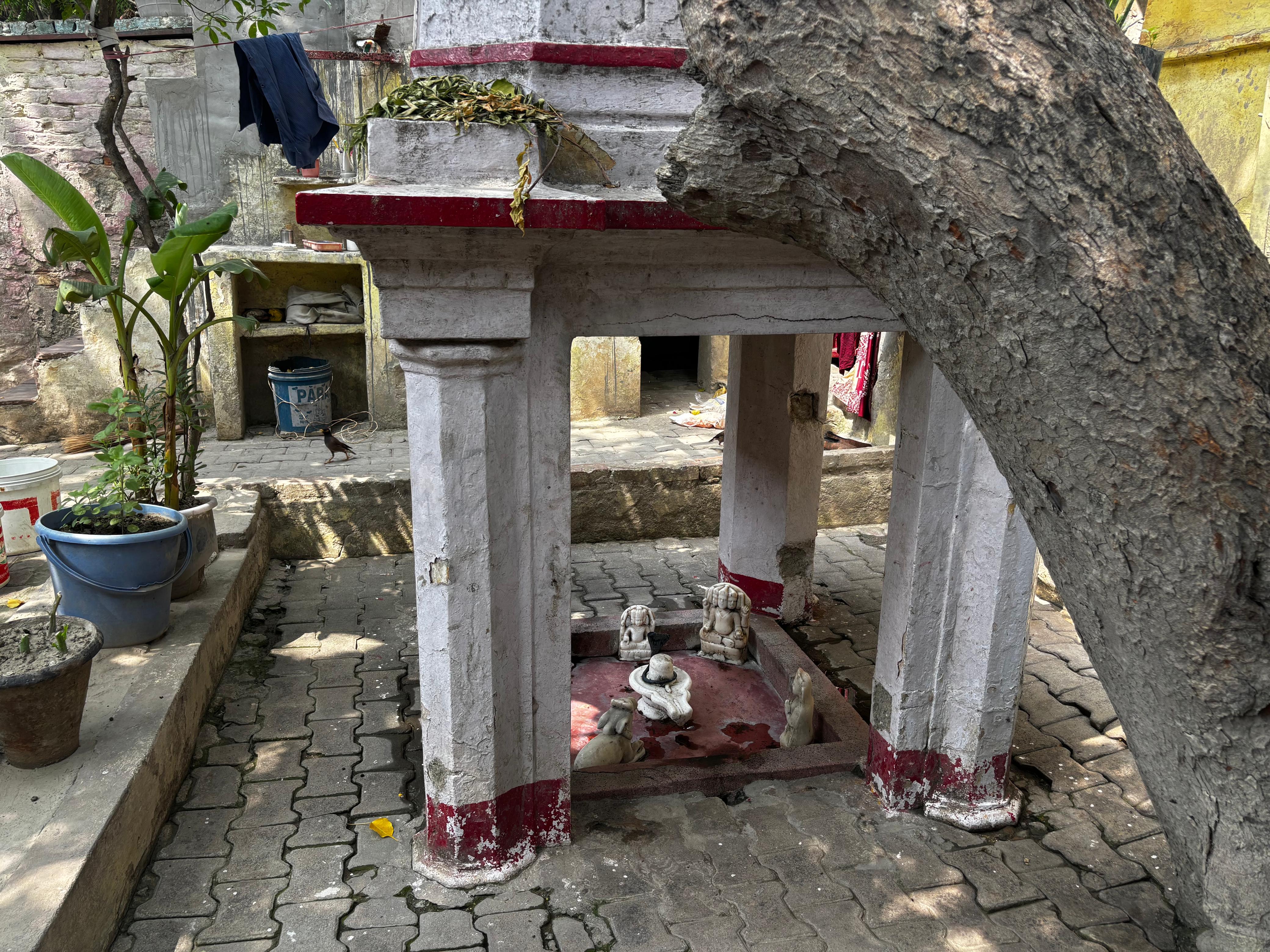 यमुना बाजार इलाके में स्थित एक मंदिर. यमुना बाजार इलाके में स्थित एक मंदिर.