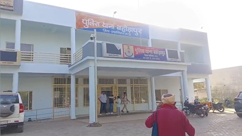 Gwalior में आधी रात को बैंक में घुसा चोर, पुलिस वाहन का सायरन सुनते ही भागा, CCTV से पकड़ा गया आरोपी