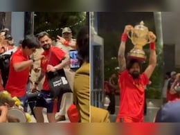 ढोल की थाप पर नाचे कोहली और क्रुणाल, चैंपियन बनने के बाद आरसीबी के ड्रेसिंग रूम में मना जमकर जश्न