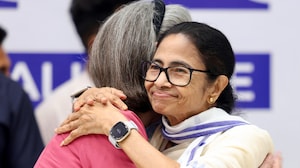 Mamata Banerjee Meets Sonia Gandhi Amid TMC Turmoil | INDIA Bloc Talks After Viral Hug