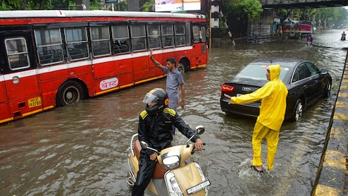 मॉनसून की पहली बारिश से थम गई मुंबई, लोकल ट्रेनों पर असर, दादर- बांद्रा, अंधेरी तक ट्रैफिक ठप रहा