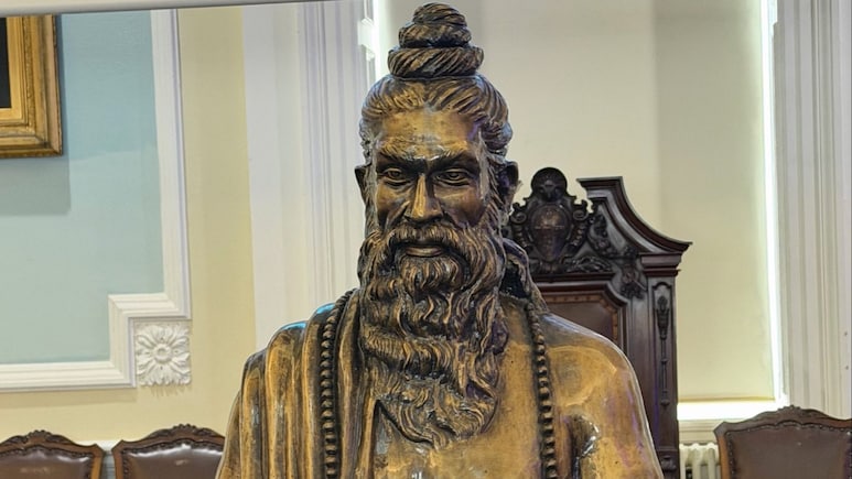 जिस भारतीय ऋषि ने 2600 साल पहले 1120 बीमारियों का रिकॉर्ड जुटाया था, स्कॉटलैंड में उसे मिला सम्मान