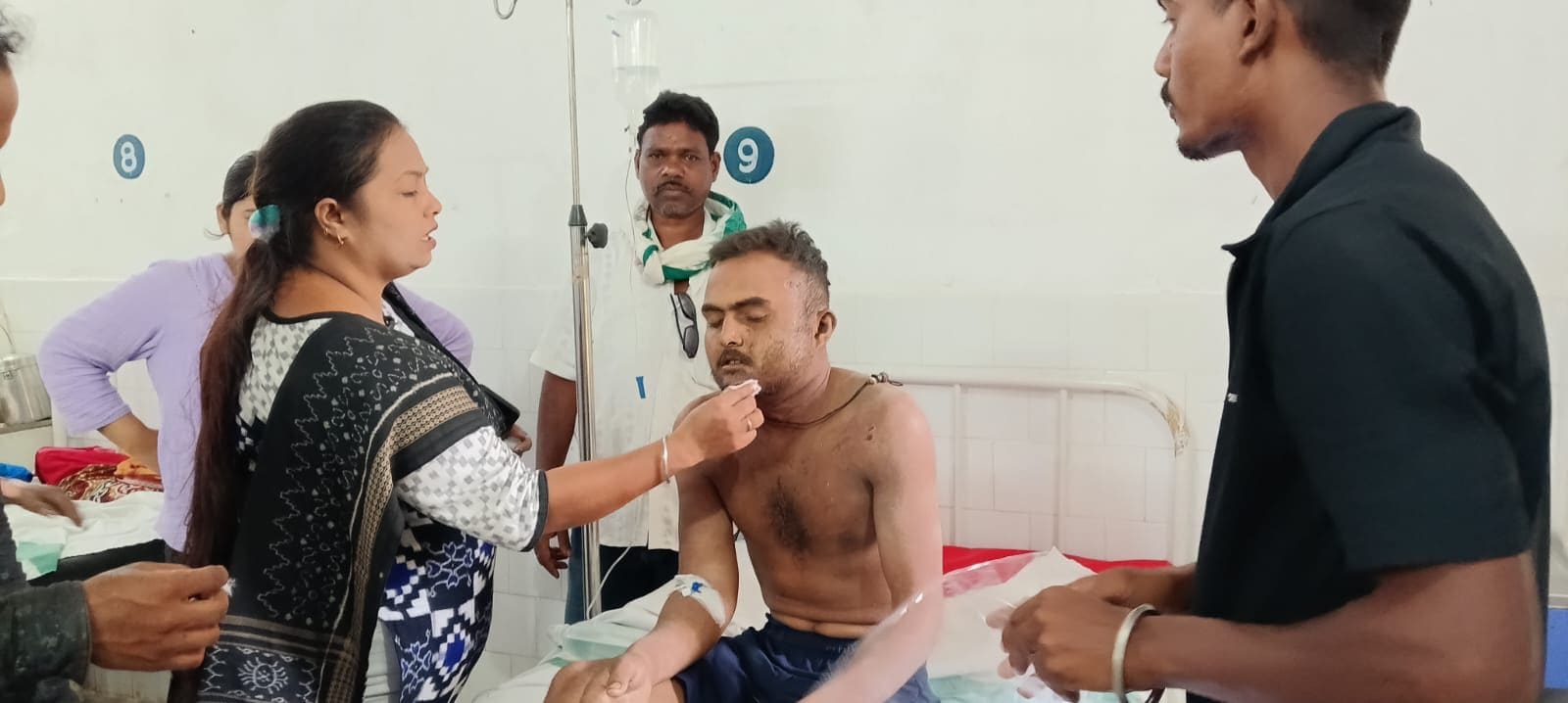 कुएं से रेस्क्यू के बाद अस्पताल में भर्ती किया गया शख्स कुएं से रेस्क्यू के बाद अस्पताल में भर्ती किया गया शख्स