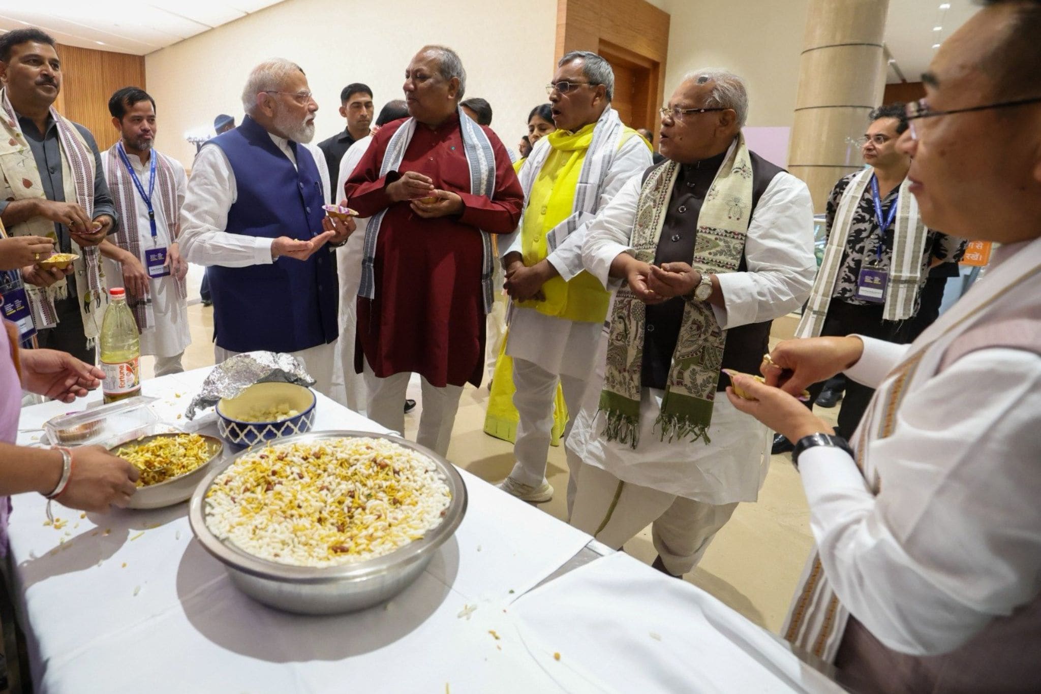 एनडीए नेताओं के साथ झालमुड़ी खाते पीएम मोदी 