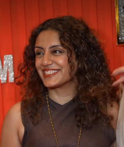 80 साल की उम्र, 4 शादी और 29 साल छोटी पत्नी, मीका के बर्थडे में पत्नी के हाथों में हाथ डाल पहुंचा ये एक्टर