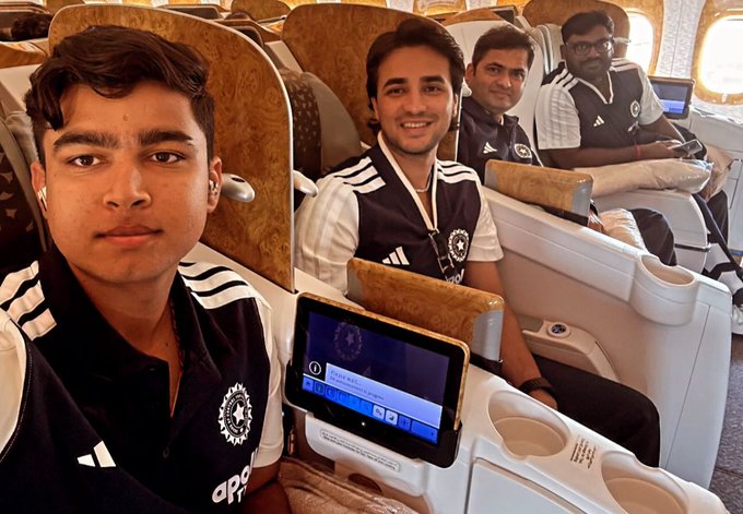 टीम इंडिया के फ्लाइट में वैभव सूर्यवंशी ने अभिषेक शर्मा के साथ ली सेल्फी, ओपनिंग जोड़ी को देख फैन्स गदगद