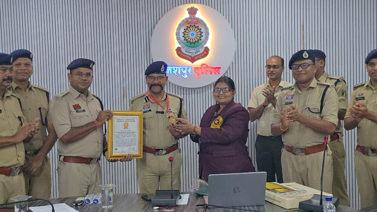 Golden Book of World Records: अवॉर्ड के साथ पुलिस अधिकारी