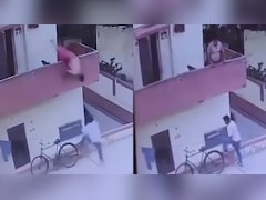 आइसक्रीम लेने का शॉर्टकट पड़ा भारी, बालकनी से सीधे जमीन पर गिरा शख्स, वीडियो वायरल