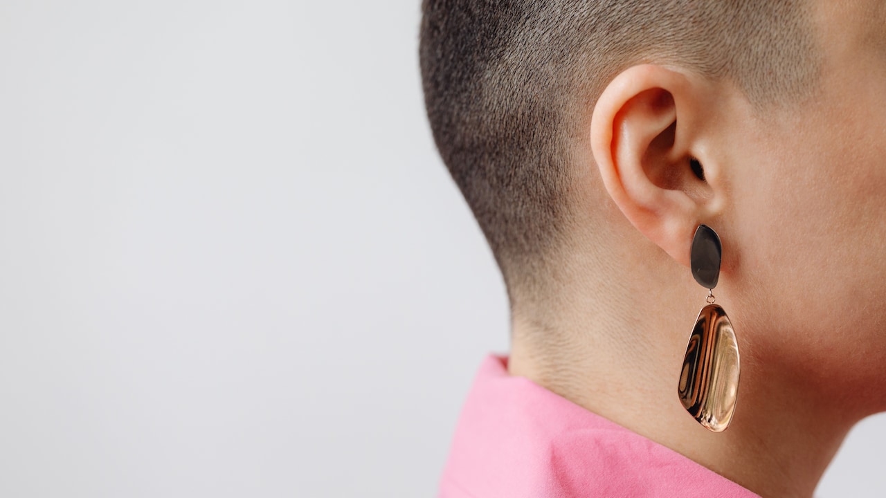 7 Everyday Earrings That Look Stylish Without Pulling At Your Ears 7 Everyday Earrings That Look Stylish Without Pulling At Your Ears