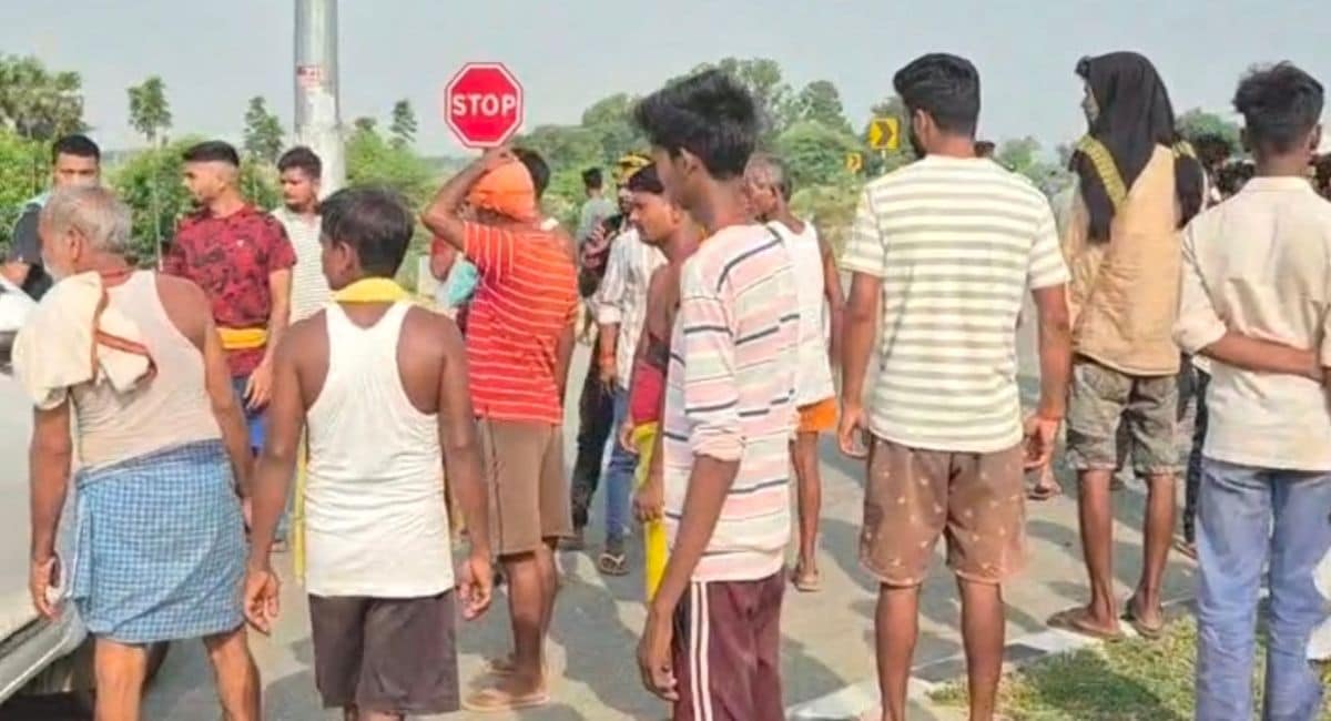 एनकाउंटर के विरोध में लोगों ने सड़क जाम कर दिया. 