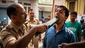 ऐसी चेकिंग कि सिर चकरा जाए! मुंह में मेटल डिटेक्टर घुसाकर यूपी पुलिस ने आखिर क्या ढूंढा?