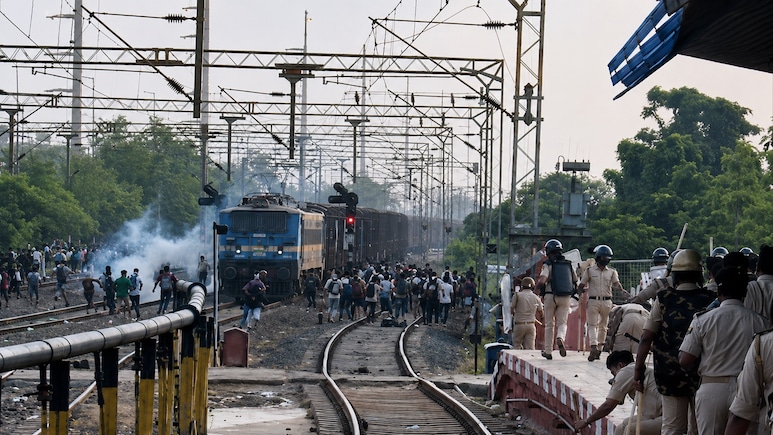 Trains Halted, Stones Pelted As Students Protest At Patliputra Railway Station In Patna Turns Violent &mdash; Video