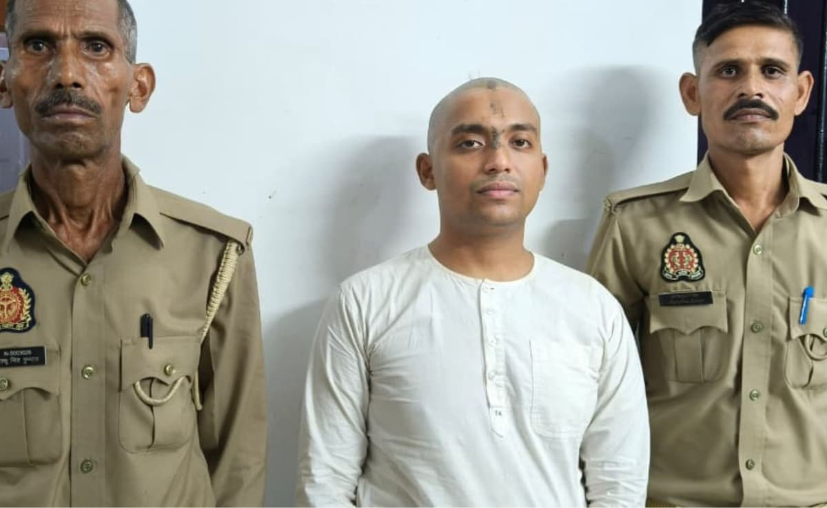 मथुरा में ढोंगी IIT बाबा गिरफ्तार, पहले लड़कियों से करता था गंधर्व विवाह, फिर दुष्‍कर्म
