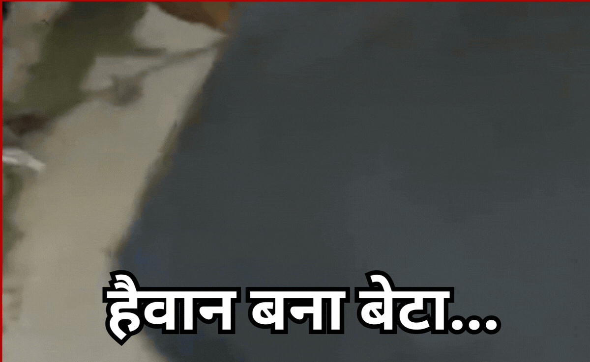 VIDEO: पिता पर चाकू बरसाते दिखा बेटा, गर्दन पर किए कई वार, खून से सन गया सड़क