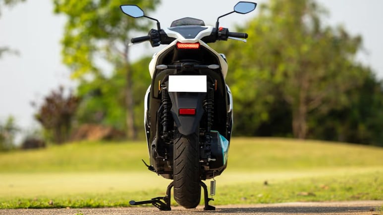 आ रही है Yamaha Aerox-E! सुपरबाइक जैसी रफ्तार, बैटरी बाहर निकाल कर पाएंगे चार्ज...जानिए फीचर्स