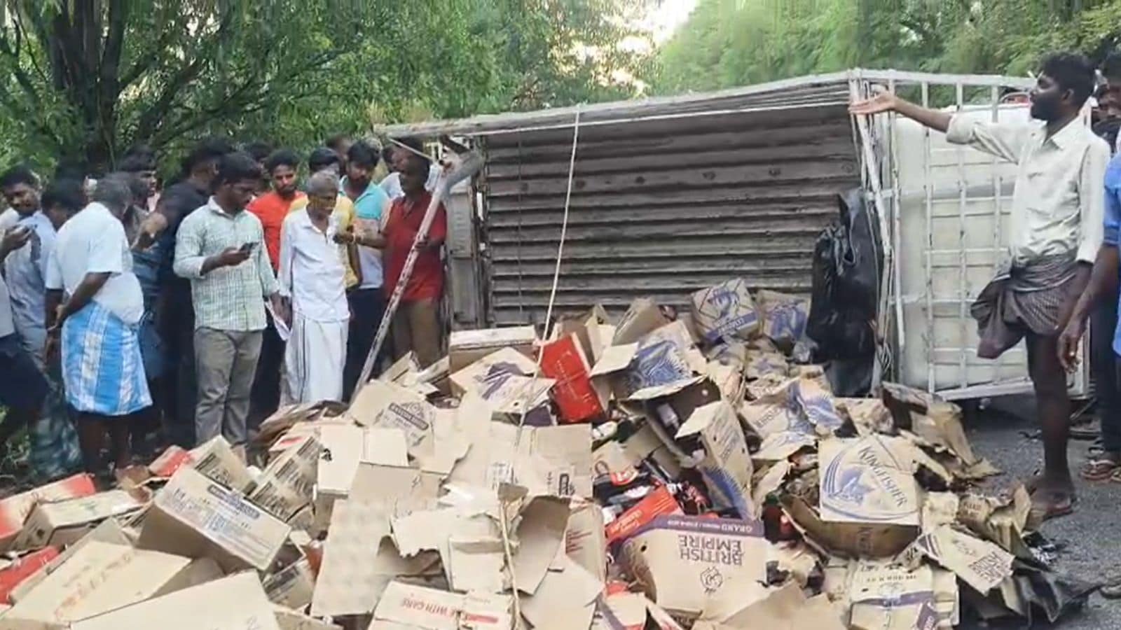 लुंगी में लपेटी, जेबों में भरी... शराब की गाड़ी पलटी, तो चित्तूर में लूटने वालों की उमड़ी भीड़
