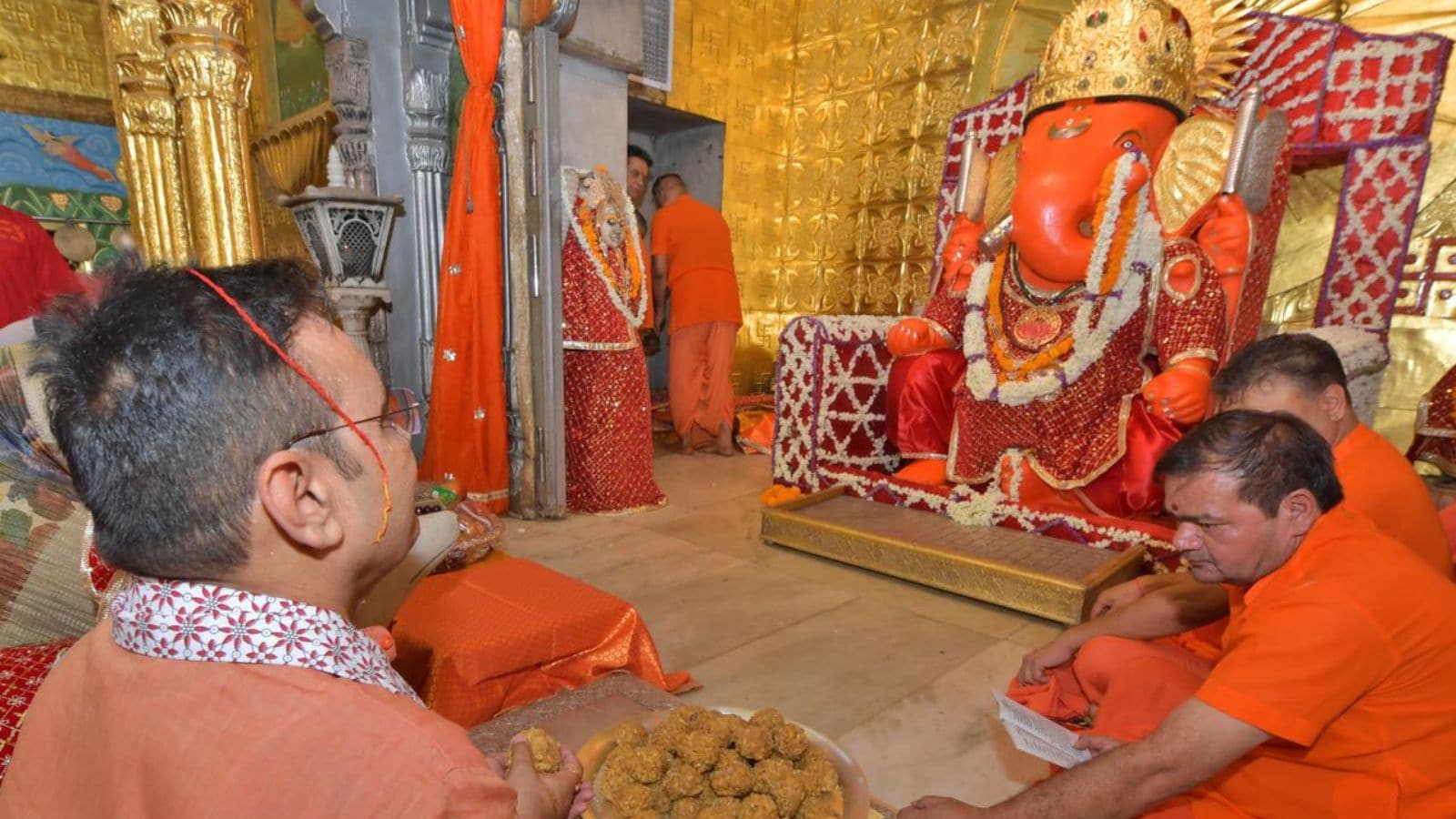 सीएम ने मोती डूंगरी मंदिर में की पूजा