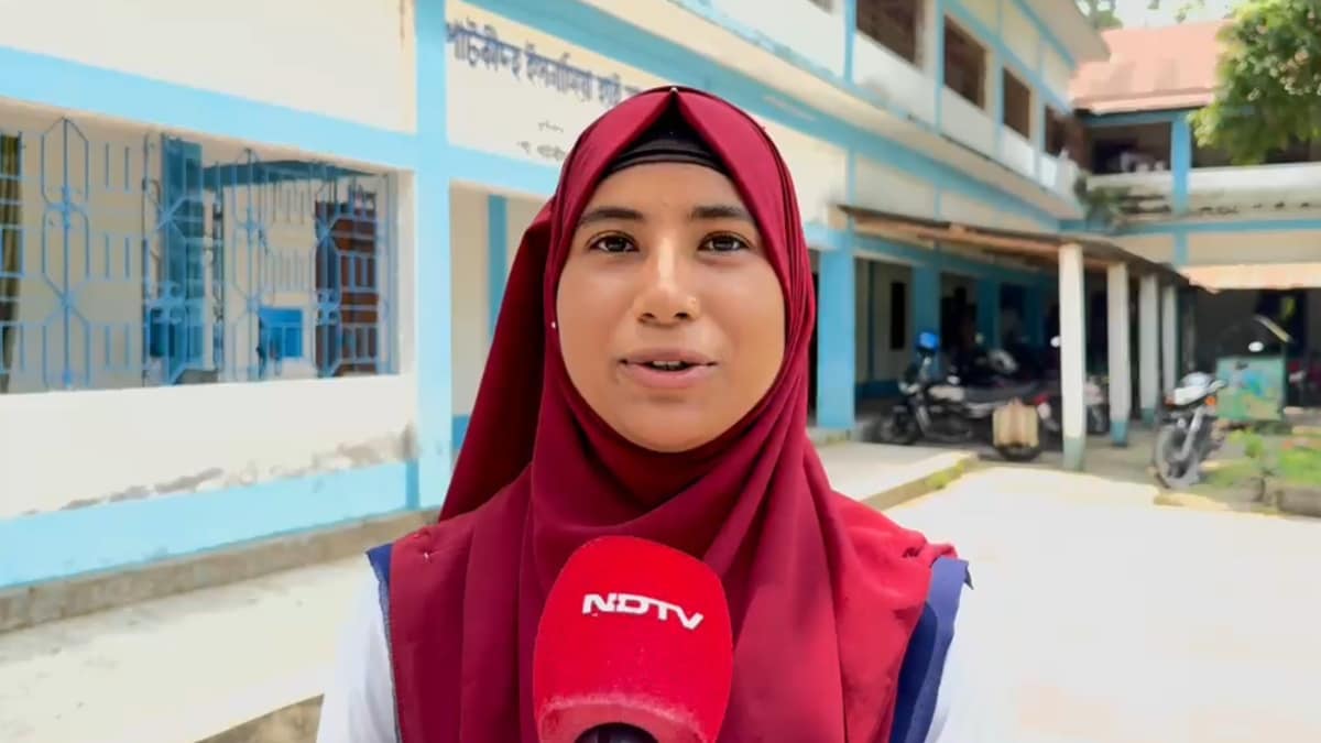 एक छात्रा ने कहा कि अभी उसे पूरा वंदे मातरम याद नहीं हुआ है एक छात्रा ने कहा कि अभी उसे पूरा वंदे मातरम याद नहीं हुआ है