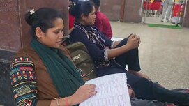 झांसी स्टेशन पर किताबों के साथ गुजरी रात, UP पुलिस परीक्षा देने पहुंचे उम्मीदवारों का अनोखा अंदाज