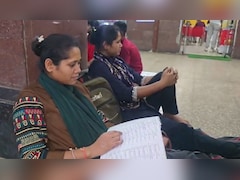 झांसी स्टेशन पर किताबों के साथ गुजरी रात, UP पुलिस परीक्षा देने पहुंचे उम्मीदवारों का अनोखा अंदाज