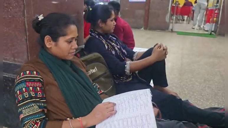 झांसी स्टेशन पर किताबों के साथ गुजरी रात, UP पुलिस परीक्षा देने पहुंचे उम्मीदवारों का अनोखा अंदाज