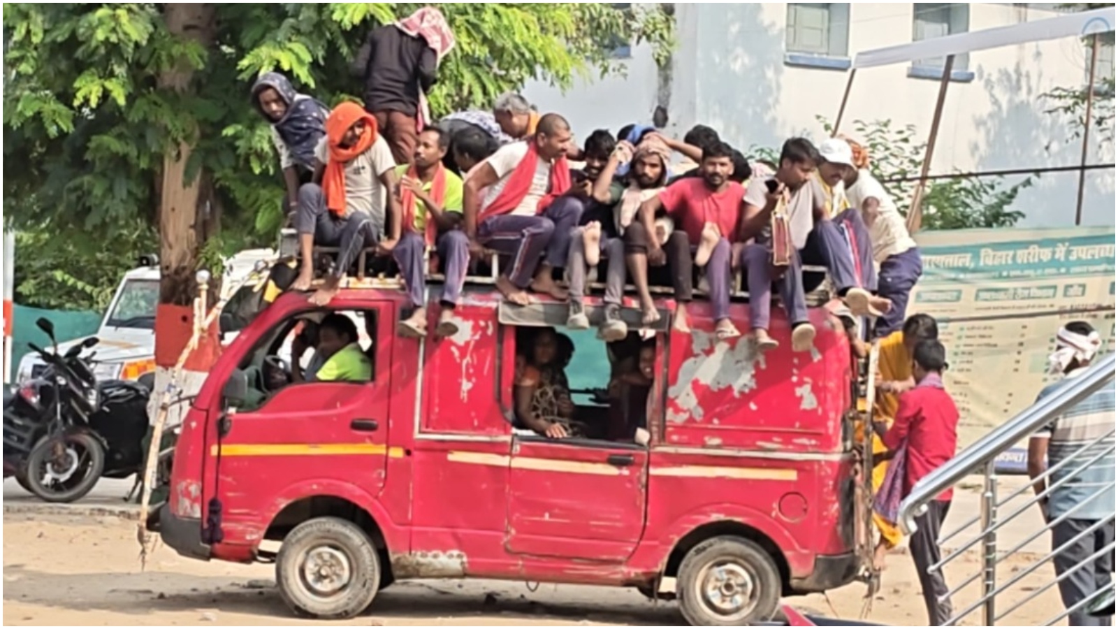 9 सीटर गाड़ी से उतरे 40 से ज्यादा लोग, अस्पताल में नजारा देख फटी रह गईं लोगों की आंखें