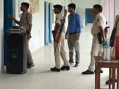 बिहार पुलिस भर्ती परीक्षा में कान में ब्लूटूथ छिपाकर दे रहा था परीक्षा, आखिरी 5 मिनट में गया पकड़ा