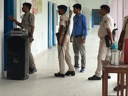 बिहार पुलिस भर्ती परीक्षा में कान में ब्लूटूथ छिपाकर दे रहा था परीक्षा, आखिरी 5 मिनट में गया पकड़ा
