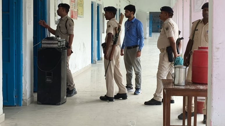 बिहार पुलिस भर्ती परीक्षा में कान में ब्लूटूथ छिपाकर दे रहा था परीक्षा, आखिरी 5 मिनट में गया पकड़ा