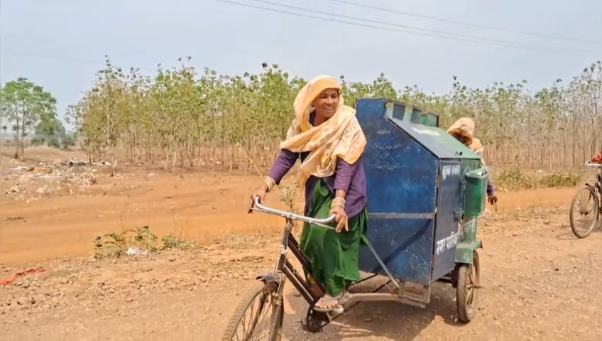 Chhattisgarh Sanitation Workers: तेज धूप में कचरा गाड़ी चलाती सफाई दीदी