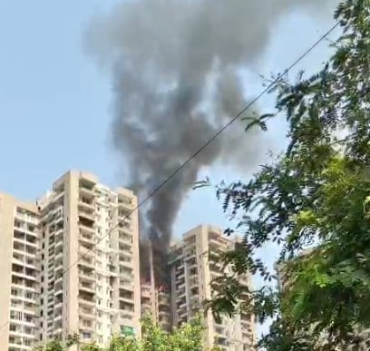नोएडा की अरण्या सोसाइटी की 21वीं मंजिल पर लगी आग, दमकल की 6 गाड़ियां मौके पर