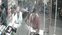 हरदा: मेडिकल स्टोर पर दवा लेने पहुंचे व्यक्ति के जेब से चोर ने निकाले सात हजार रुपये, वीडियो आया सामने