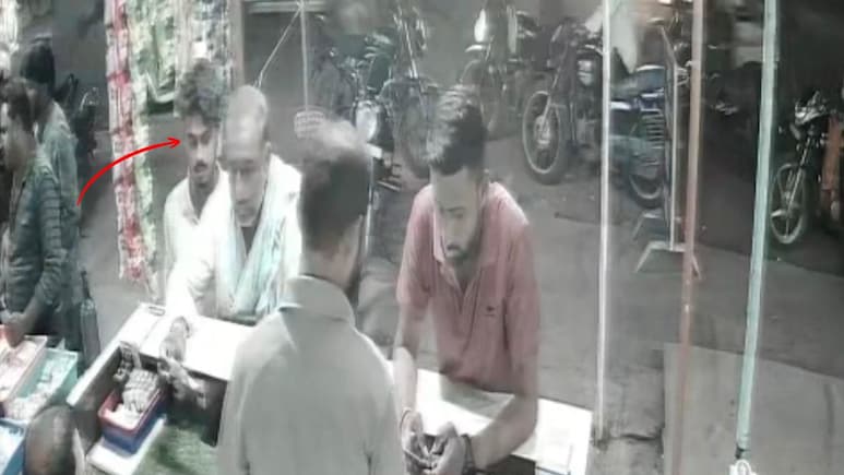हरदा: मेडिकल स्टोर पर दवा लेने पहुंचे व्यक्ति के जेब से चोर ने निकाले सात हजार रुपये, वीडियो आया सामने