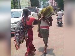 स्ट्रेचर नहीं मिला तो बुजुर्ग मां को कंधे पर लेकर अस्पताल पहुंचा बेटा; बारिपदा मेडिकल कॉलेज की लापरवाही