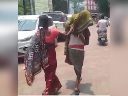 स्ट्रेचर नहीं मिला तो बुजुर्ग मां को कंधे पर लेकर अस्पताल पहुंचा बेटा; बारिपदा मेडिकल कॉलेज की लापरवाही