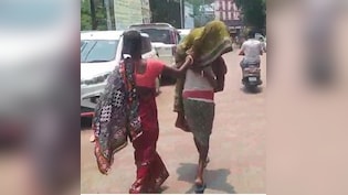 स्ट्रेचर नहीं मिला तो बुजुर्ग मां को कंधे पर लेकर अस्पताल पहुंचा बेटा; बारिपदा मेडिकल कॉलेज की लापरवाही