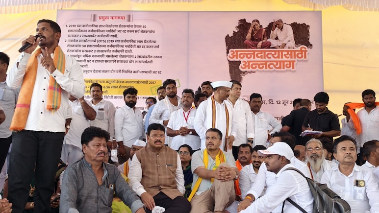 रोहित पवारांचं आंदोलन फ्लॉप? दिग्गज नेत्यांनी फिरवली पाठ; कार्यकर्त्यांचं आधी पोटोबा, नेमकं काय घडलं?