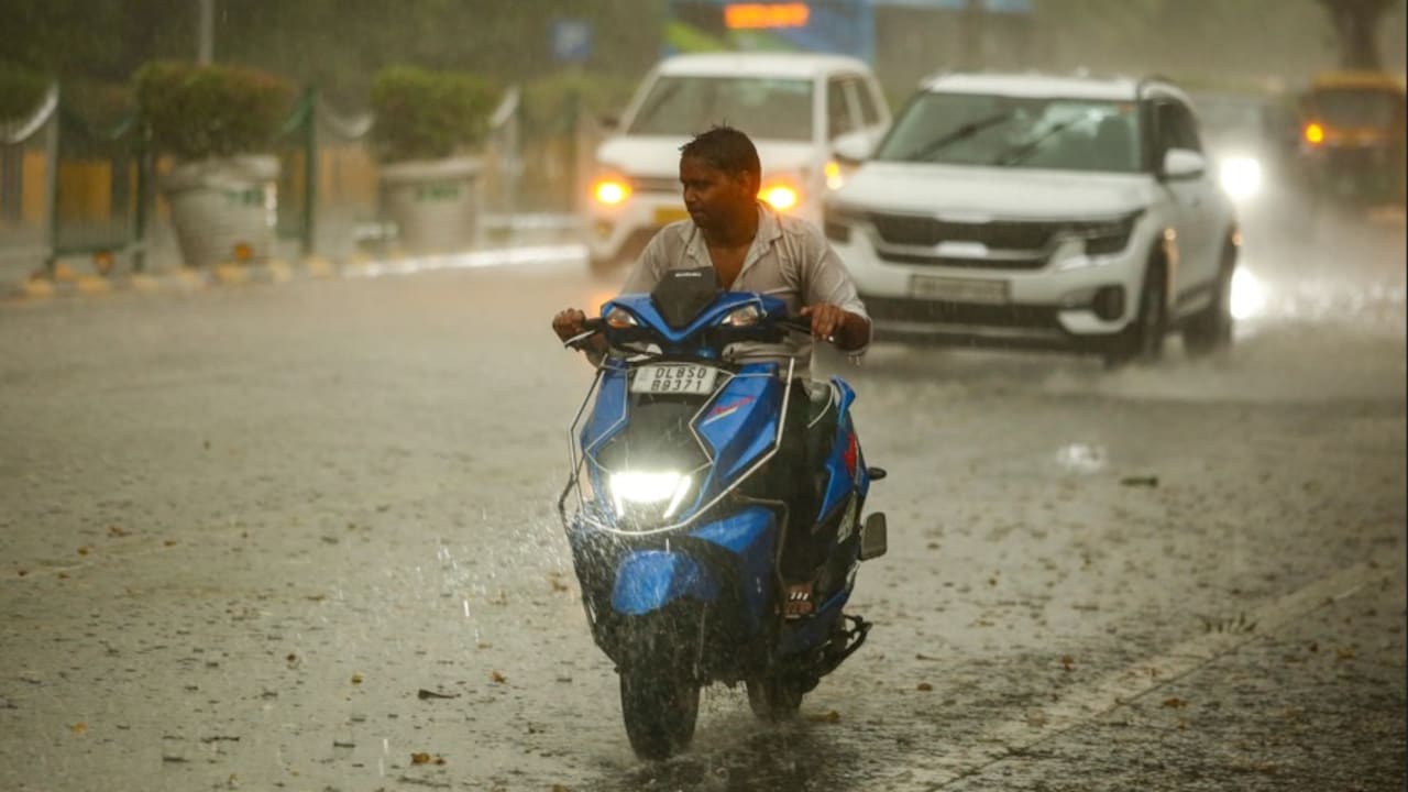 दिल्ली-एनसीआर में झमाझम बारिश ने गर्मी से दी राहत, मॉनसून के लिए इन राज्यों को अभी करना होगा इंतजार