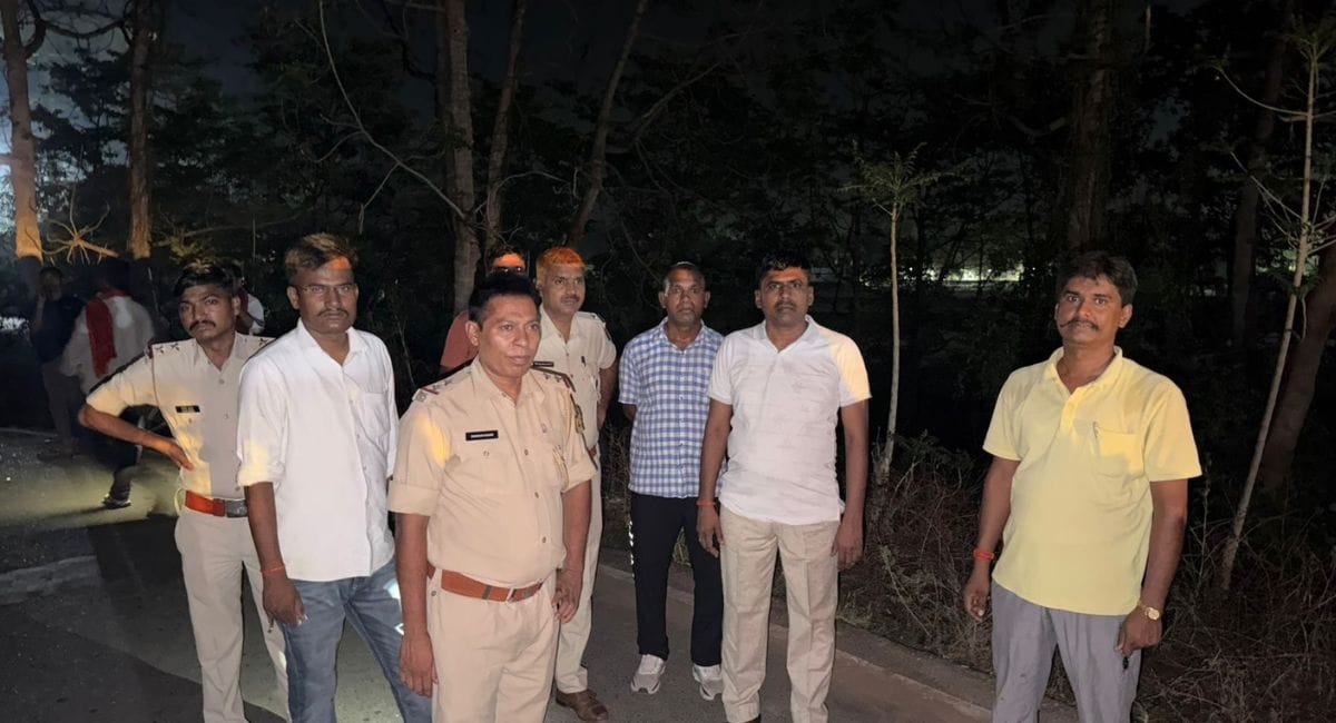 सूचना पर पहुंची पुलिस और आसपास के लोग. सूचना पर पहुंची पुलिस और आसपास के लोग.