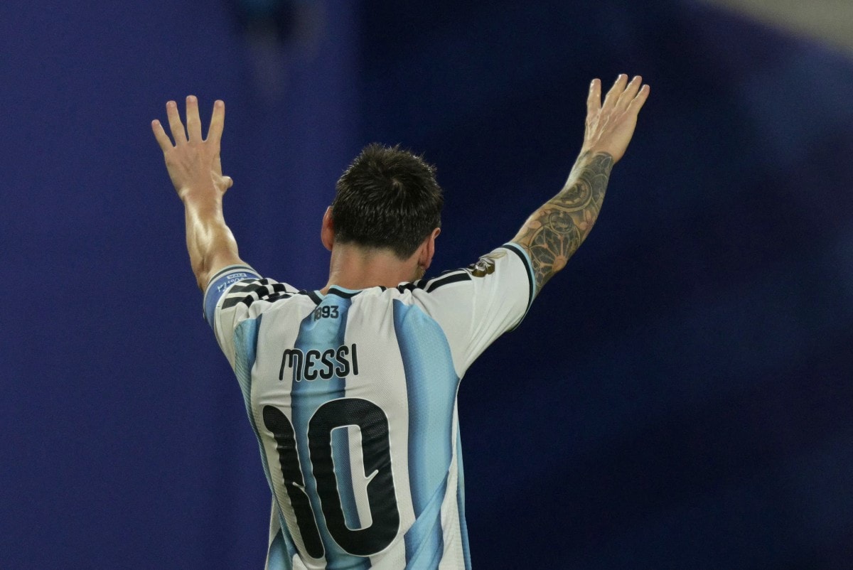 Messi scores first World Cup hat-trick as Argentina beat Algeria 3-0