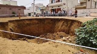 बीकानेर के रिहायशी इलाके में अचानक धंसी जमीन, बन गया 40 फीट गहरा गड्ढा; देखें तस्वीरें