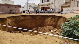 बीकानेर के रिहायशी इलाके में अचानक धंसी जमीन, बन गया 40 फीट गहरा गड्ढा; देखें तस्वीरें